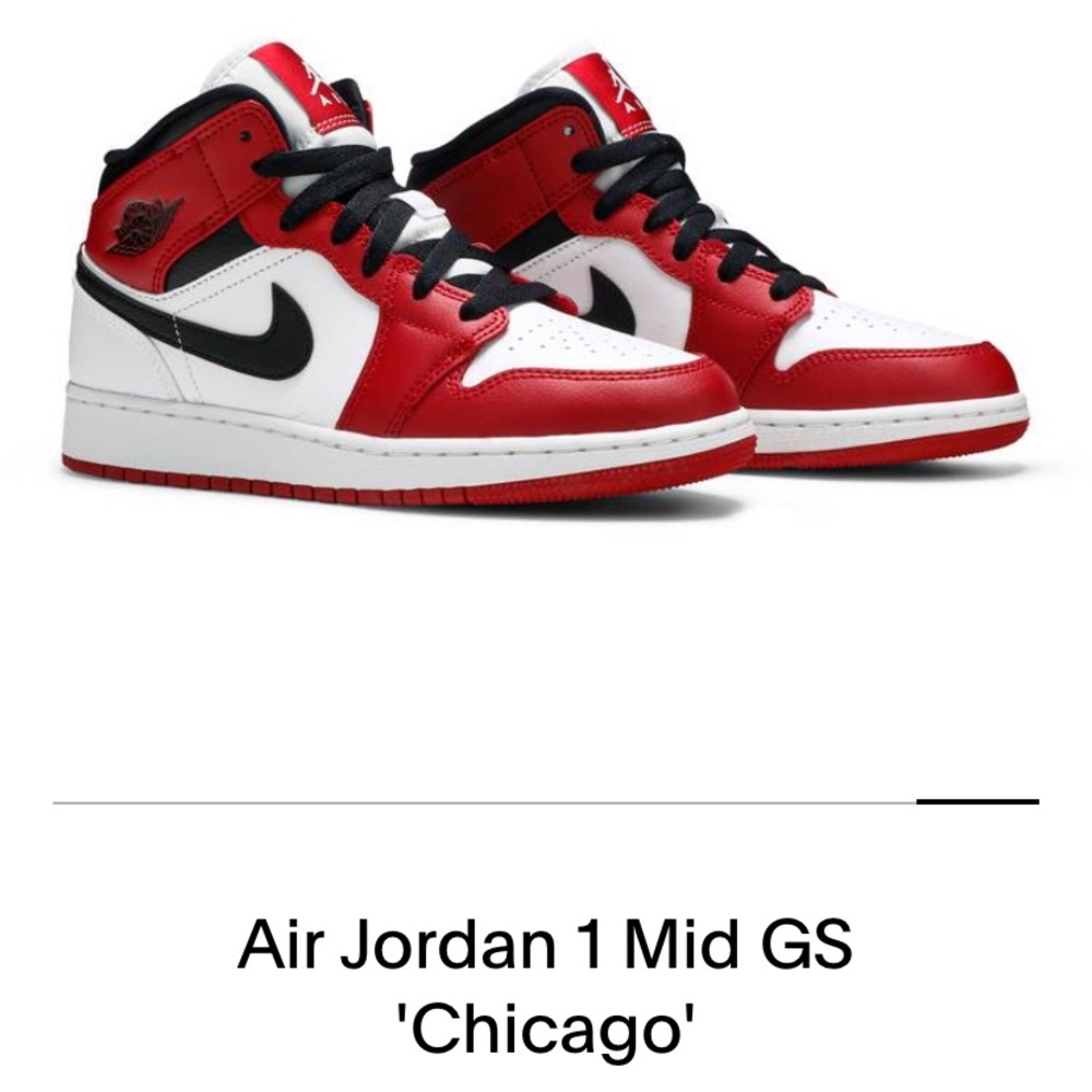 Air Jordan 1 Mid GS ‘Chicago’.